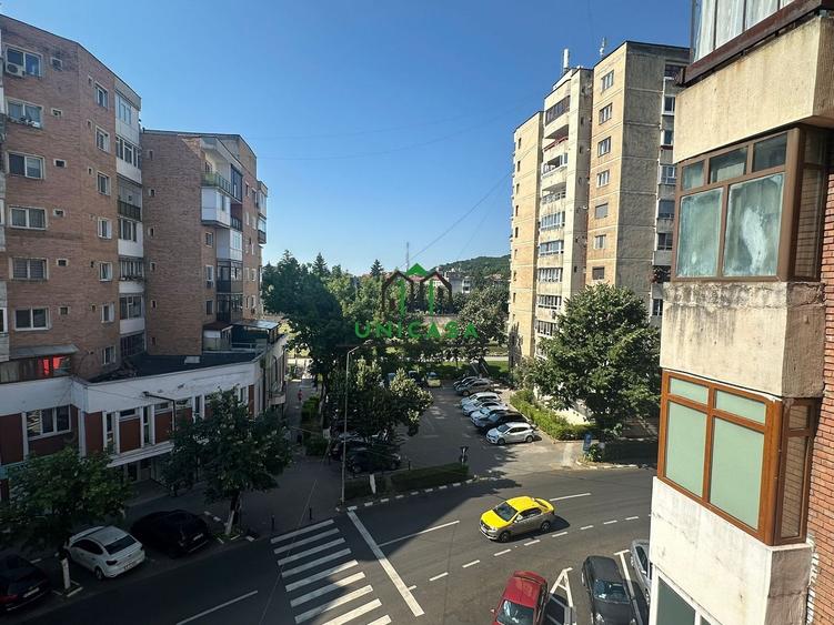 Apartament cu 3 camere decomandat, mobilat în Central
