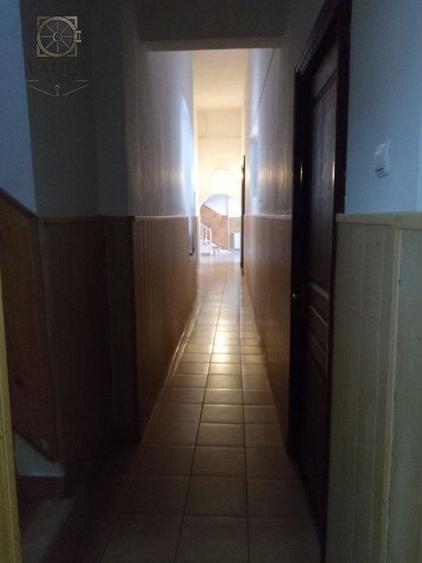 Casă individuală cu 12 camere cu Canalizare în Tineretului