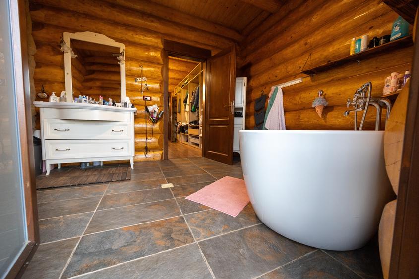 Proprietate Spectaculoasa - Sanctuar de liniste - Teren 4.7Ha - 1.000 MP Utili - 8