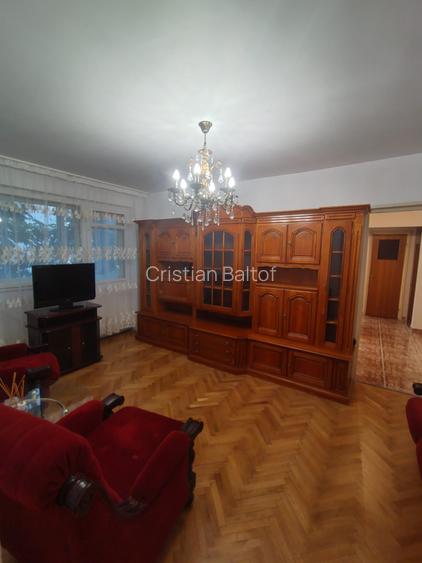 3 camere, Mihai Bravu