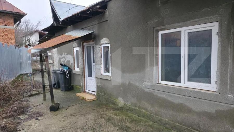Casa cu acoperisul ars cu teren intravilan, 764 mp, zona Razvad - 9