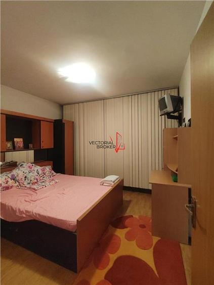 Decomandat, hol H, bloc 86, la 5 min de metrou OBOR - 14