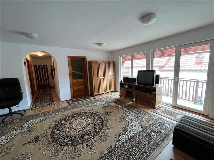 Casă individuală cu 10 camere cu Teren 700 Mp în Exterior Est