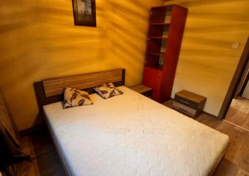 Apartament 2 camere semidecomandat, etaj 1 , zona Curtea de - 12