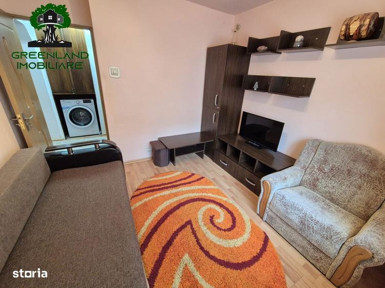 Apartament cu 3 camere decomandat în Podul de Fier