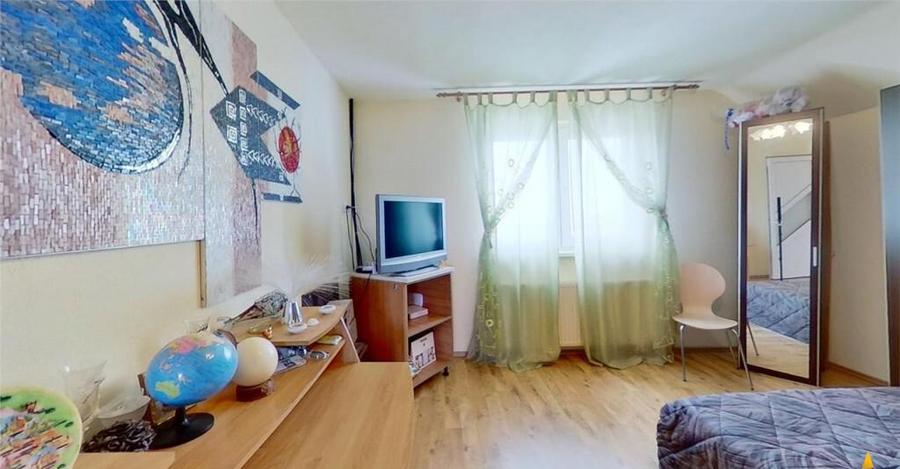 Acasa in Rasnov:Casa cu 5 camere,curte mare si liniste depli - 9