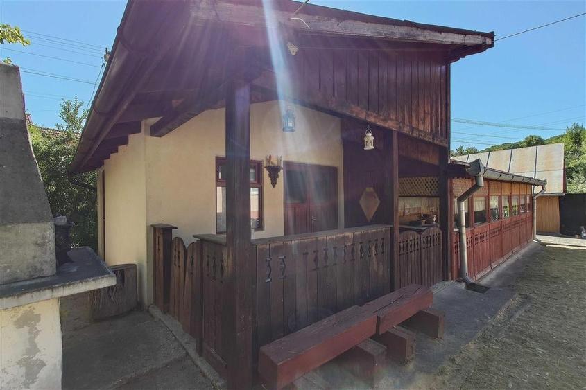 Gospodarie cu teren generos si constructii solide intr-o zona linistita - 14