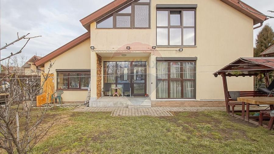 Casă / Vilă cu 4 camere de vânzare în zona Tractorul - 24