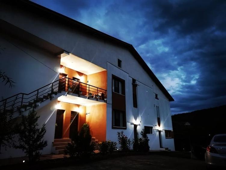 Casă cu 10 camere cu Piscina în Sărata-Monteoru