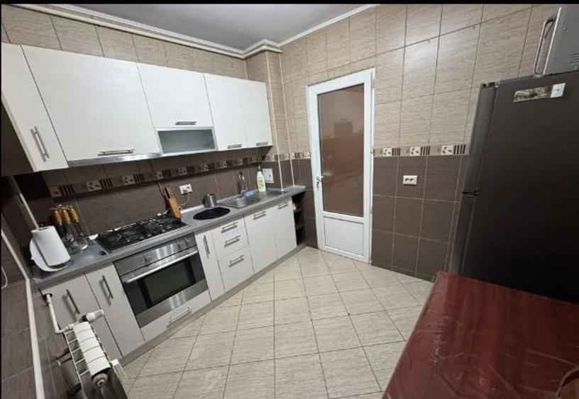 Apartament 3 Camere,Pantelimon,Biserica Capra,bl.1979,et.2/10,Amenajat,mobilat - 2