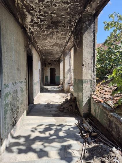 Casă individuală cu 30 camere cu Canalizare în Central