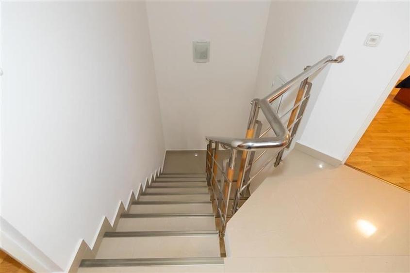 Resedinta distincta,panorama urbana, amplasare de top,Zarnesti,Brasov - 34