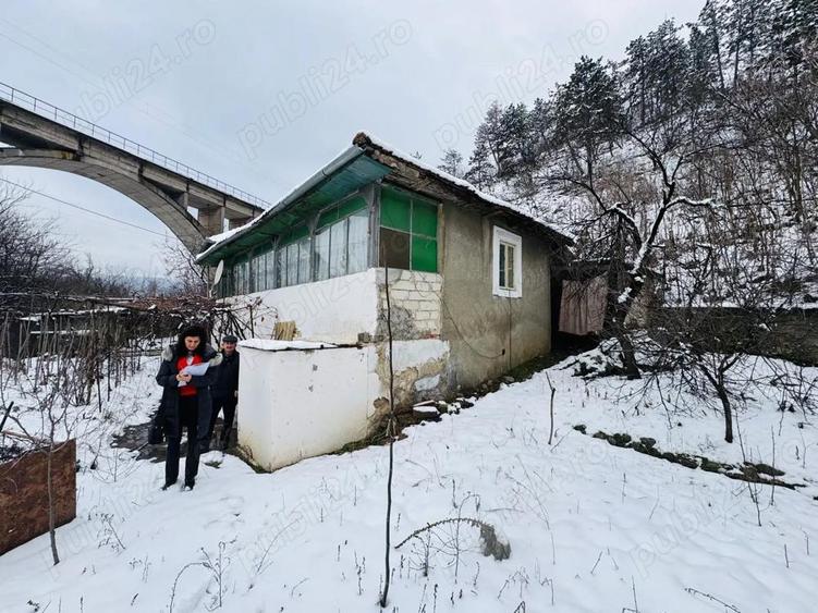 Casa cu teren 630 mp in Gura Vaii Construc?ie solida La 600 m de E70 - 2
