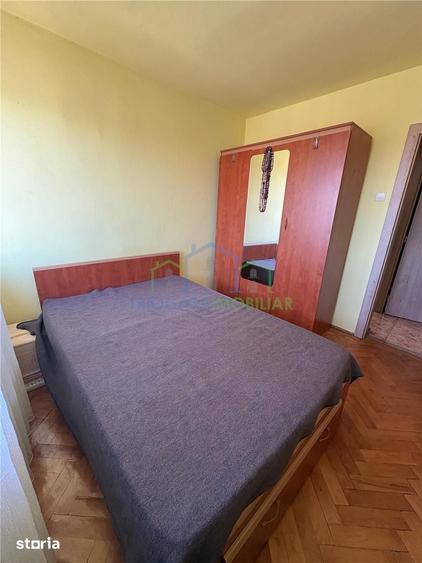 Apartament cu 4 camere semidecomandat în Calea București