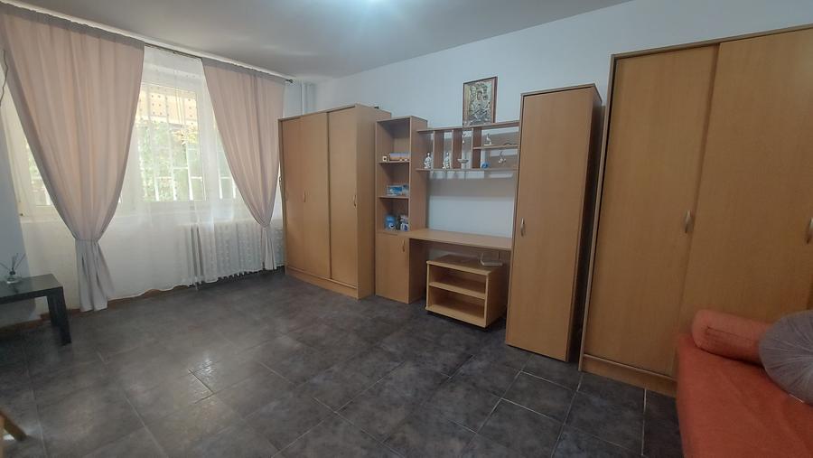 Apartament cu 3 camere decomandat în Tineretului