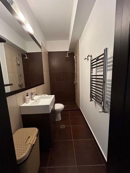 Apartament cu 3 camere semidecomandat, mobilat în Central