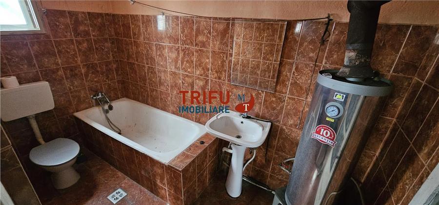 Casă individuală cu 8 camere cu Garaj în Ampoița