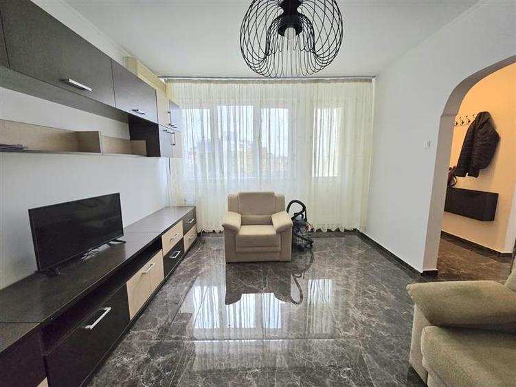 Apartament cu 2 camere semidecomandat în 1 Mai