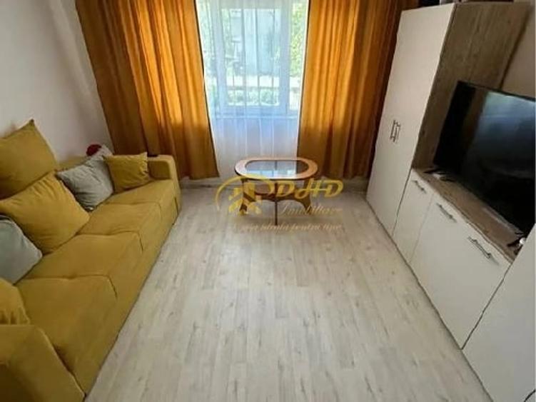 Apartament cu 3 camere semidecomandat în Balciu