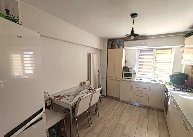 Apartament cu 3 camere decomandat în Est