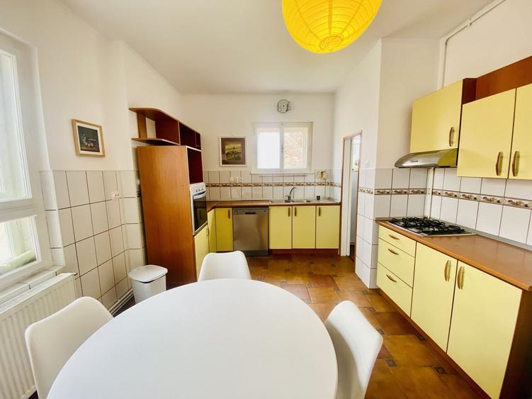 Apartament cu 4 camere în Sub Arini