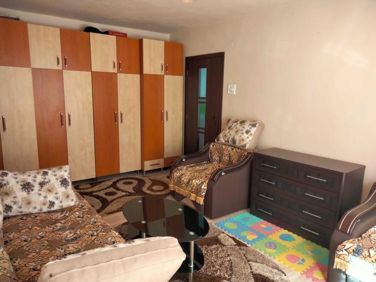 Apartament cu 3 camere semidecomandat în Central