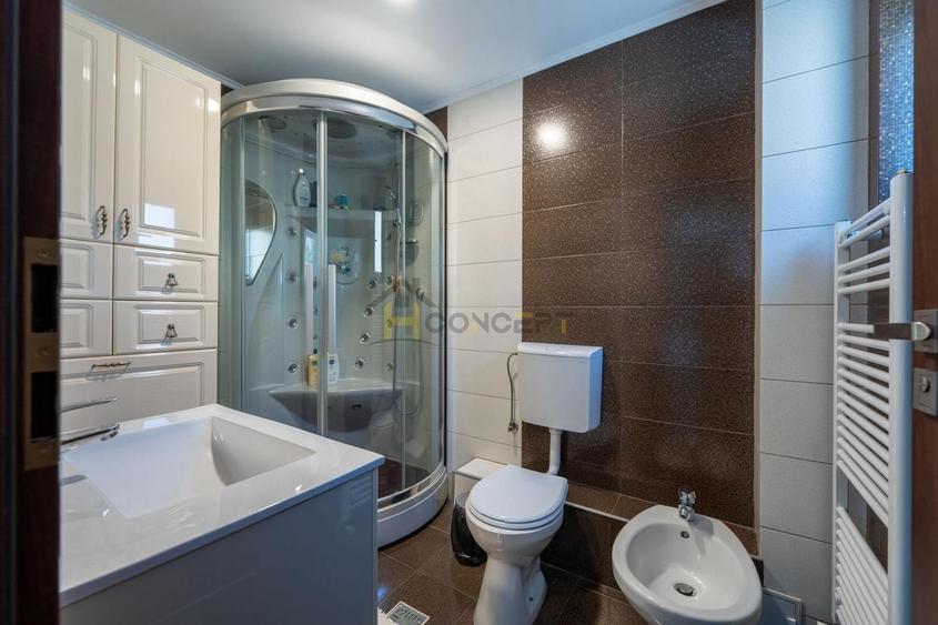 Casă individuală cu 5 camere cu Teren 180 Mp în Central
