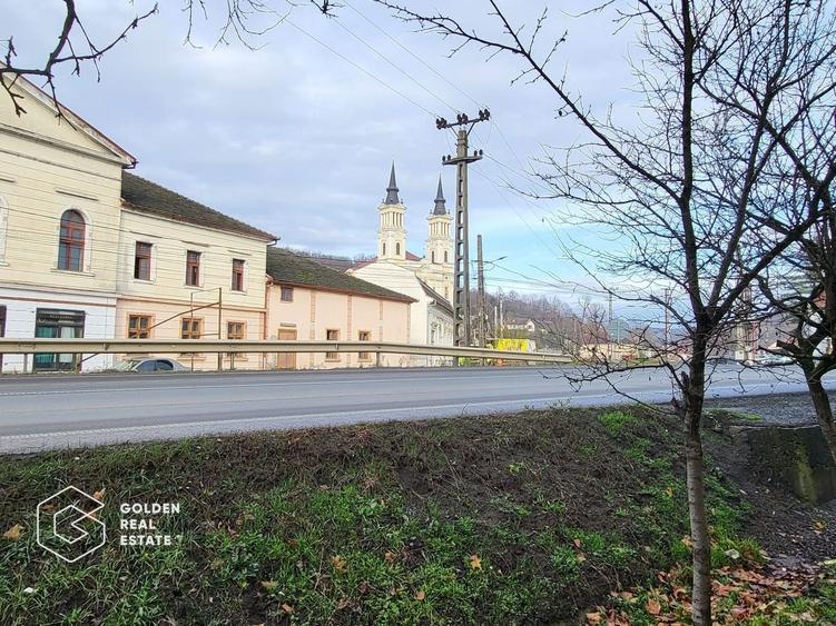 Casă individuală cu 12 camere cu Canalizare în Central