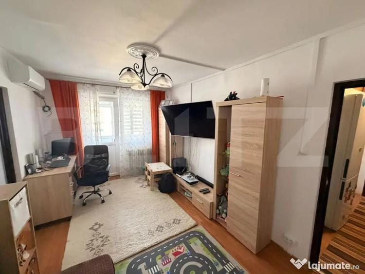 Apartament cu 2 camere semidecomandat în Craiovița Nouă