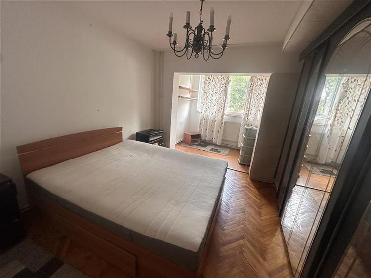 Apartament cu 4 camere decomandat, mobilat în Lipovei