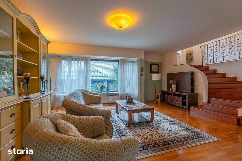 Casă cu 7 camere cu Teren 280 Mp în Central