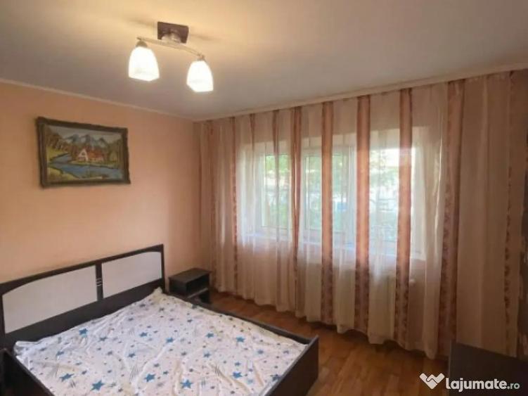 Apartament de vanzare, cu 3 camere decomandat, 68 mp, parter - 8