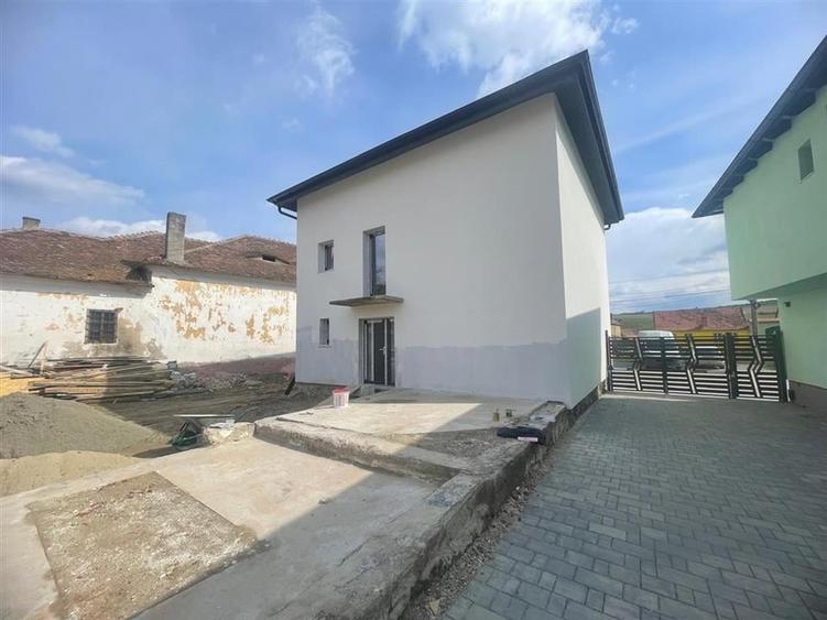 Casa cu 4 camere si 3 bai pretabila birouri in Sura  Mare - 4