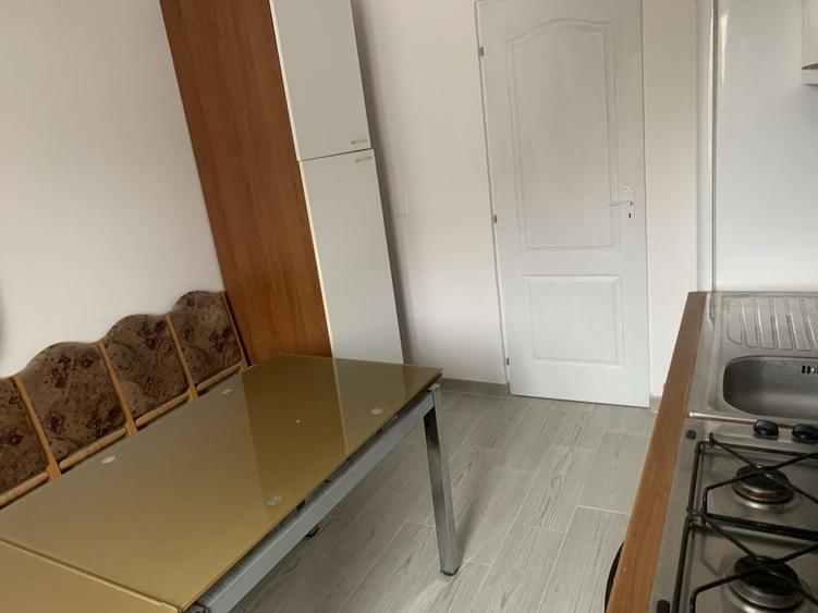 Apartament 2 camere  decomandat , etaj 2 , zona  Cetate - 4