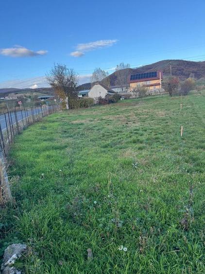 Casa la 4 km de centrul orasului Simeria. - 1