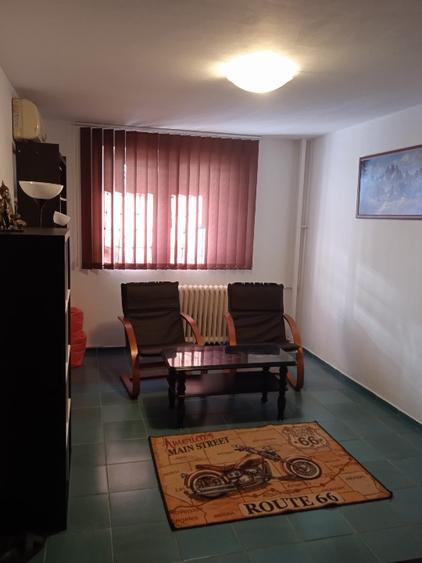 Vând apartament 3 camere  - 1