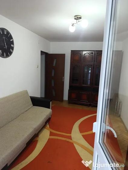 Apartament cu 3 camere semidecomandat în Alexandru cel Bun
