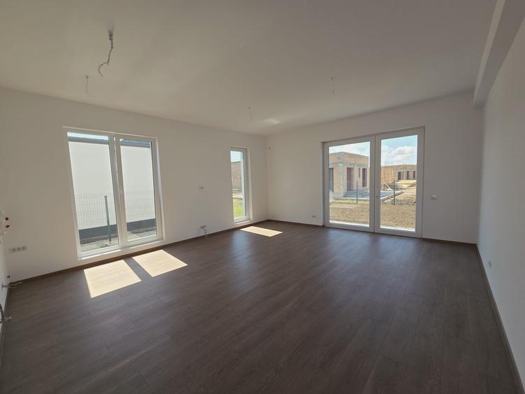 Casa parter 3 camere - 2 bai - apa curenta- incalzire pardoseala- str asfaltata - 2