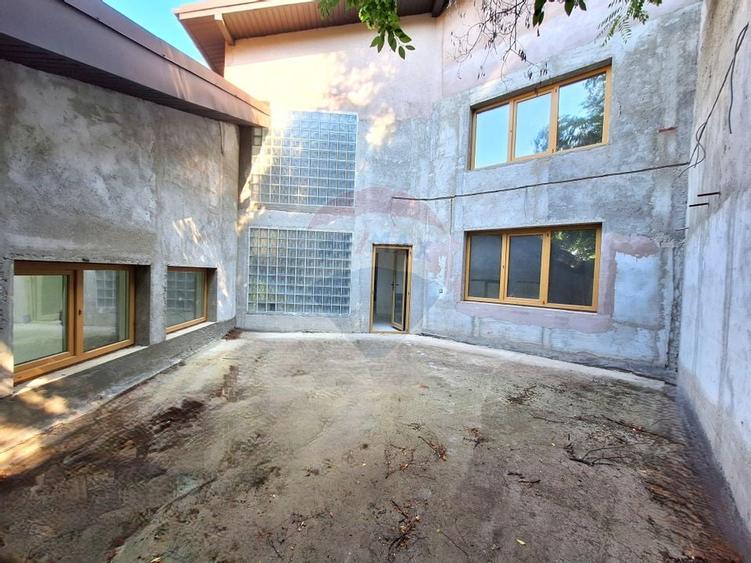 Casă / Vilă la gri aproape gata sa devina " acasa" ! - 12