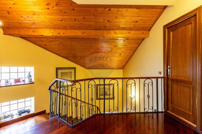Casă individuală cu 7 camere cu Teren 3249 Mp în Central
