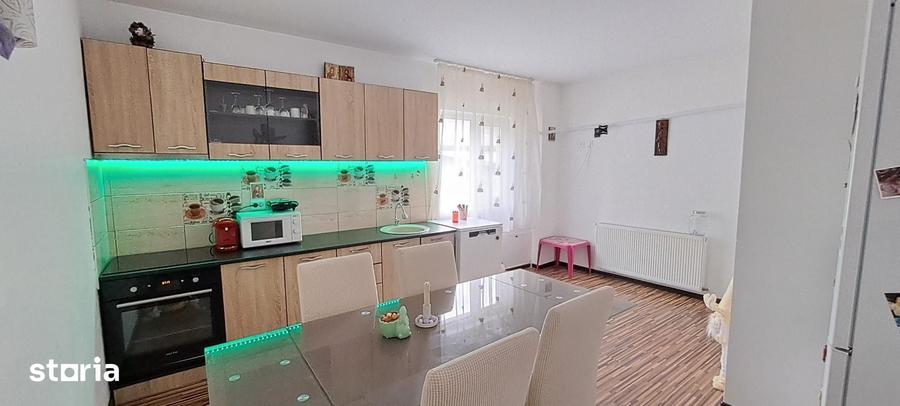 Casă cu 6 camere cu Teren 1400 Mp în Florești