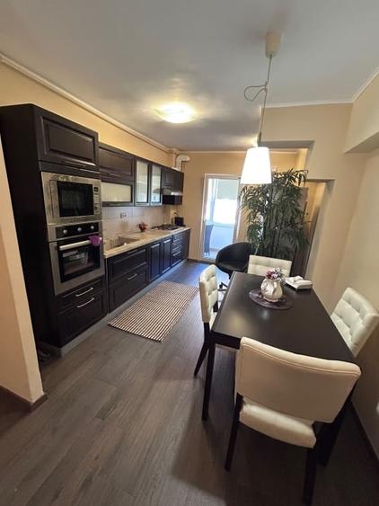 Apartament cu 3 camere decomandat în Răcădău