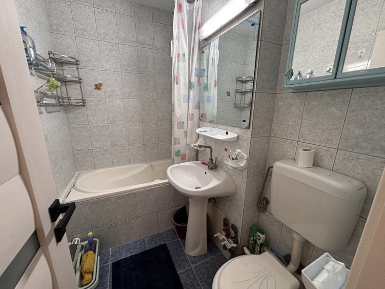 Apartament cu 3 camere semidecomandat în P-ța Muncii