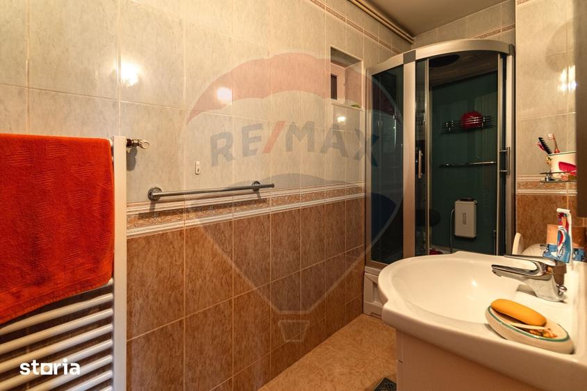 Casă cu 4 camere cu Teren 1673 Mp în Central