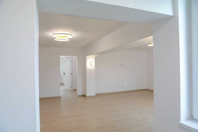 Apartament cu 4 camere decomandat în Central