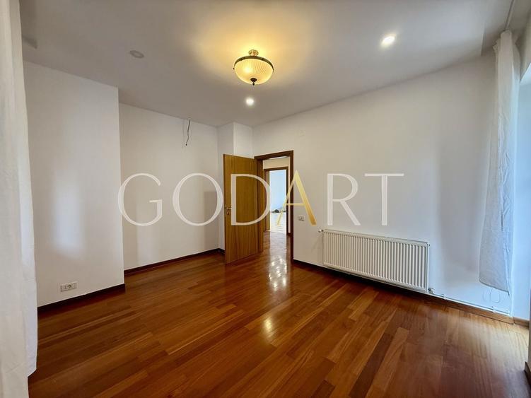 Apartament cu 5 camere semidecomandat în Primăverii