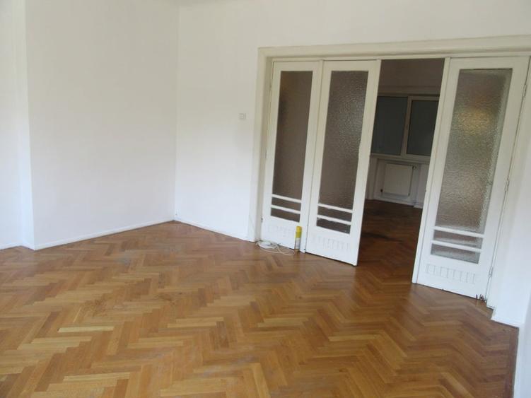 Apartament cu 3 camere semidecomandat, mobilat în Calea Victoriei