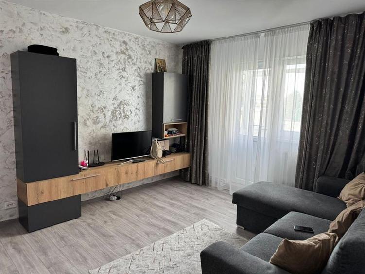 Apartament cu 2 camere semidecomandat, mobilat în Tractorul