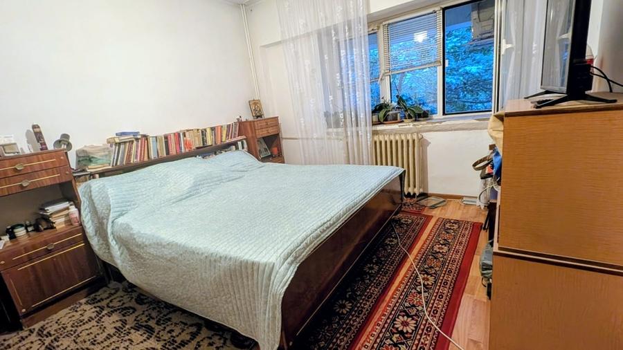 Apartament cu 5 camere decomandat în Est