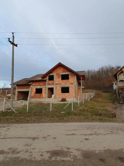 Casa la rosu de vanzare - 5